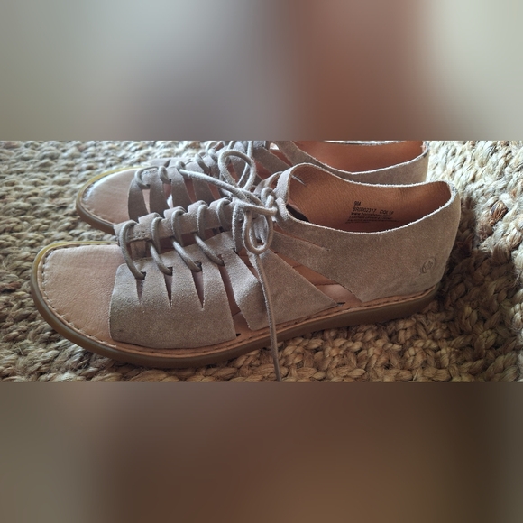 Born tan strappy sandals Sz 9 Gladiator Western Casual Boho Travel Cruise Flat - Picture 7 of 9